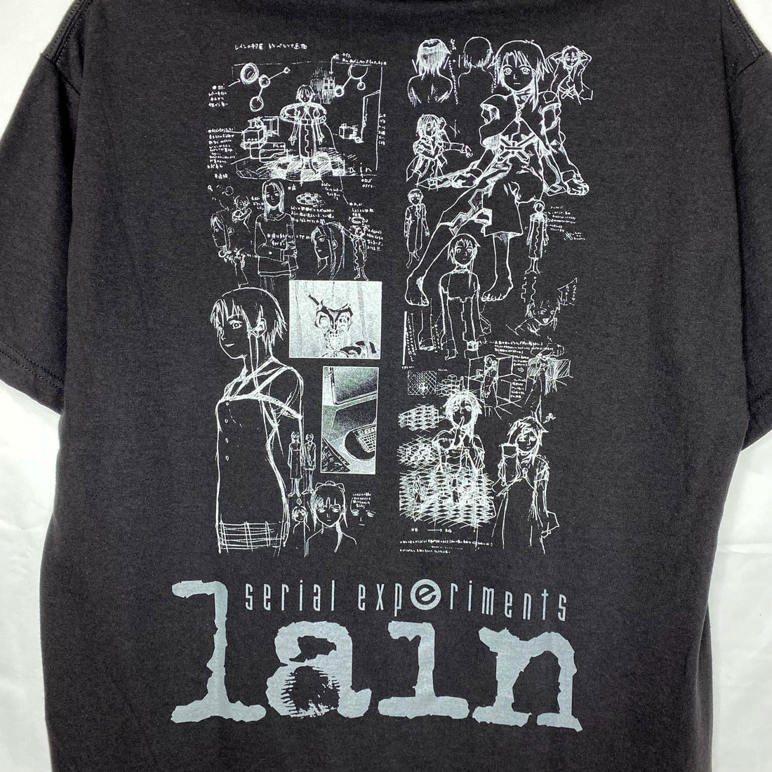 Serial Experiments Lain x messa Lain Iwakura She Knows... T-Shirt in Black - official product photo 5